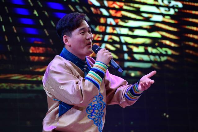 在通辽市乌力格尔艺术馆观看了中国少数民族音乐(科尔沁季)直播表演