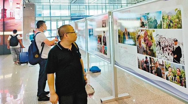 100位陕西省道德模范影像展亮相西安北站