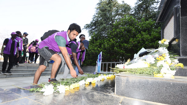 清明临近 中外人士徒步12.13公里缅怀逝者祈和平