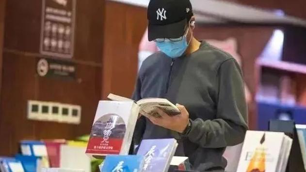 书店里看书的读者