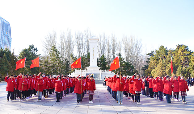 鲜花寄哀思 誓言承遗志