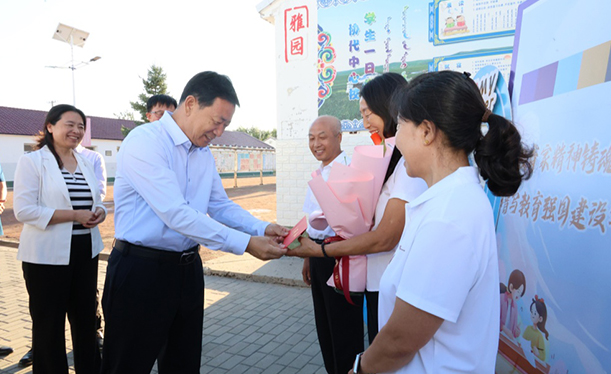 奇·达楞太等市领导分赴各旗县市区看望慰问一线教育工作者