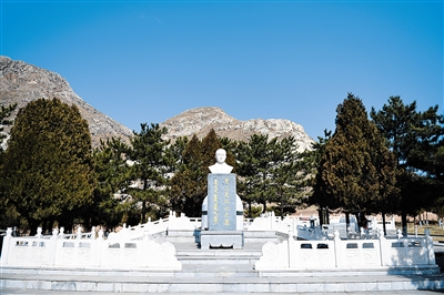 呼和浩特市土左旗青山烈士陵园贾力更烈士之墓.本报记者 孟和朝鲁 摄