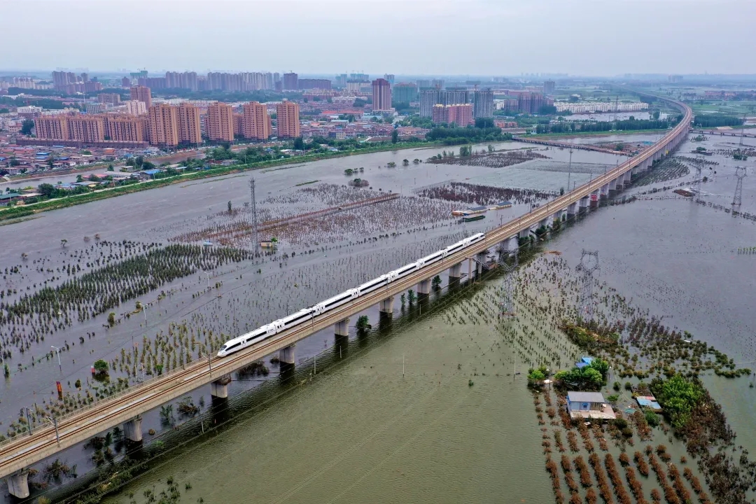 途经郑州地区的京广,郑西,郑徐,郑太,郑阜等高铁线路发生水淹线路