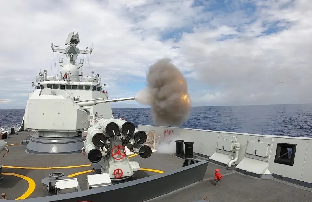 重器劈波斩浪,逐梦深蓝万里空疆,战鹰啸天地空协同,卫国安邦大国长剑