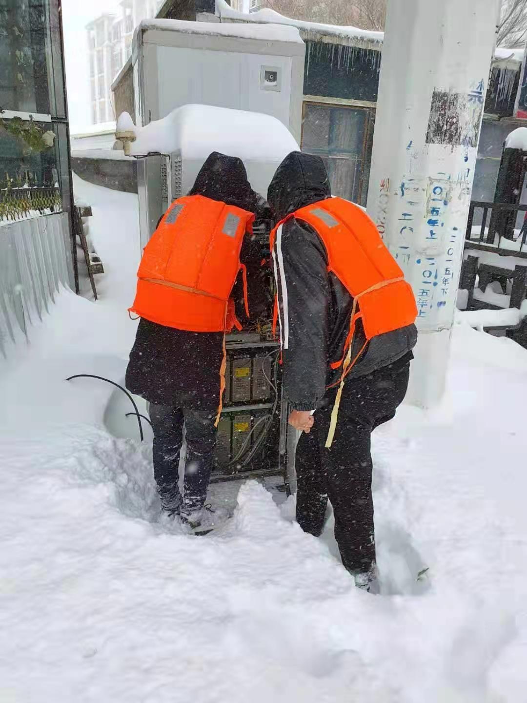 沈铁奈曼站前小区地势低洼，检查机柜内是否进雪.jpg