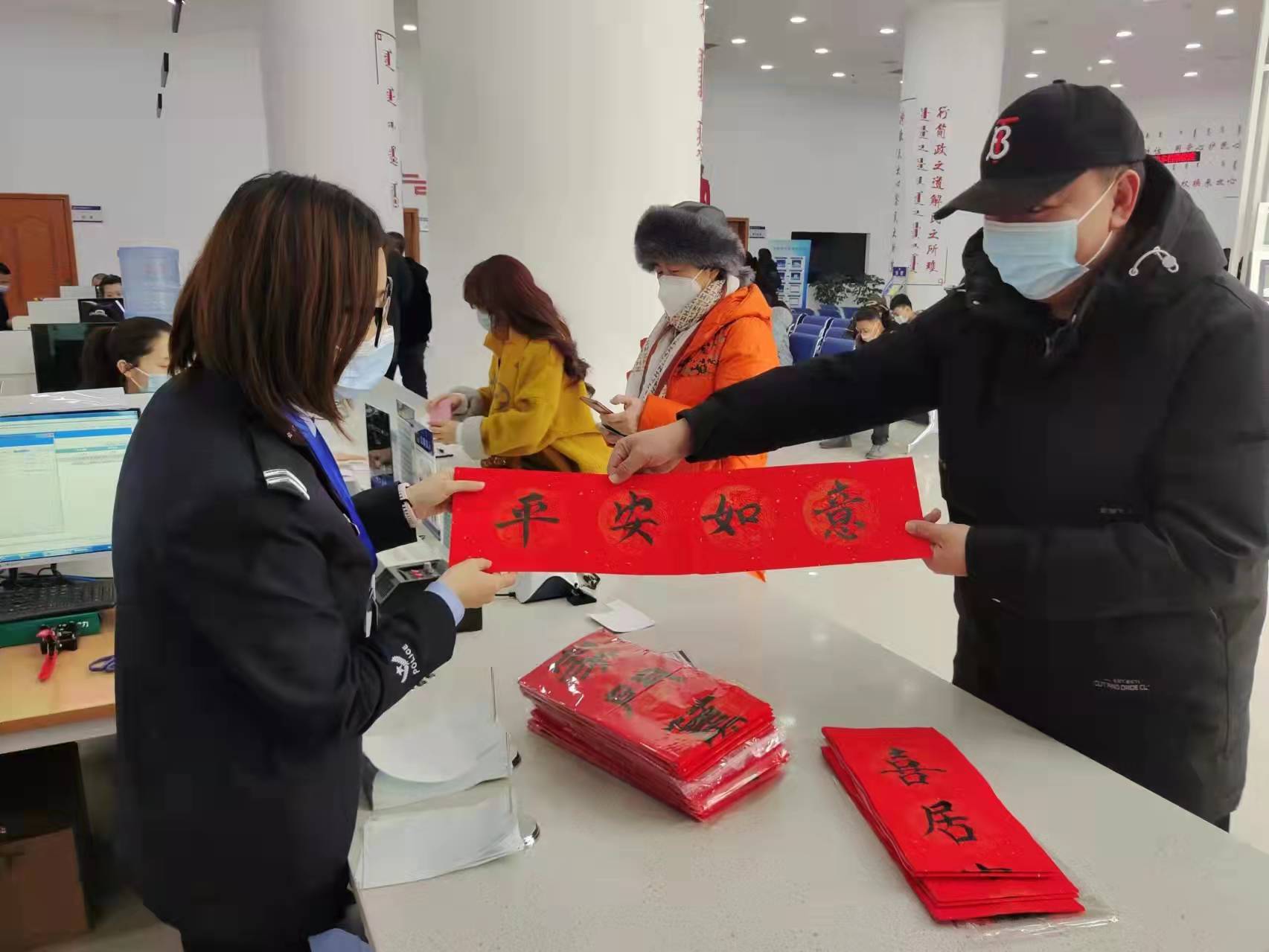 警心暖民心 人民群众为交警送上春节祝福.jpg