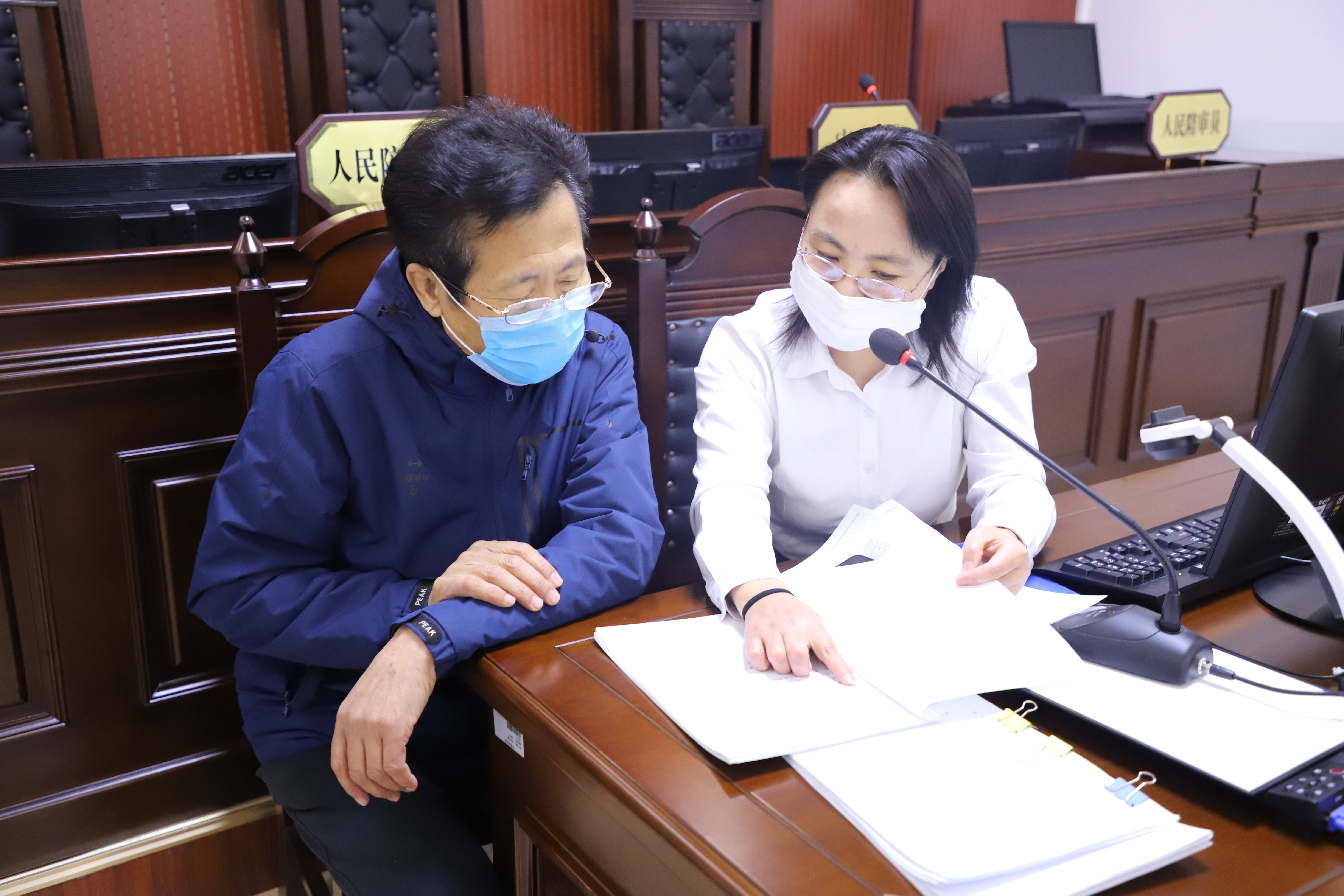 2,诉前调解法官与调解员进行沟通.马楠 摄.jpg