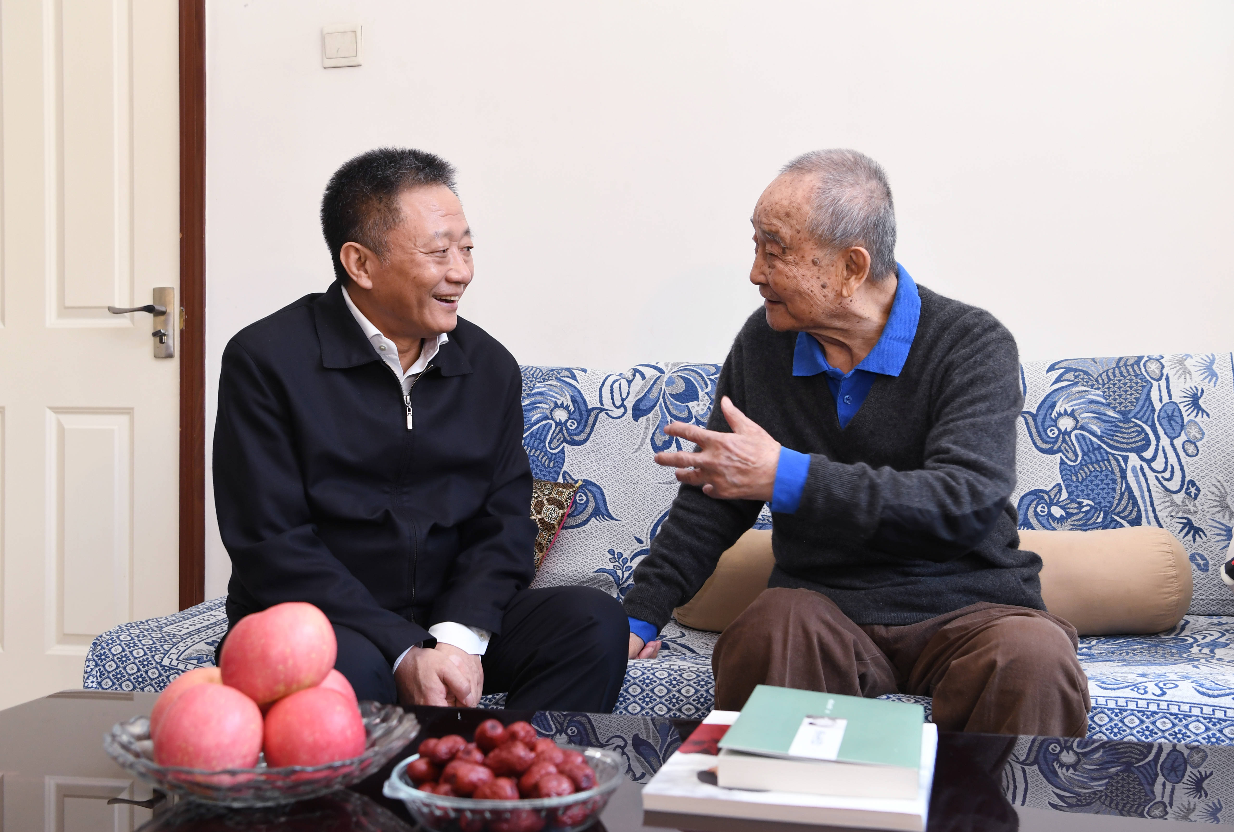 书记孙绍骋亲切看望在呼和浩特的自治区正省级离退休干部王占,云照光