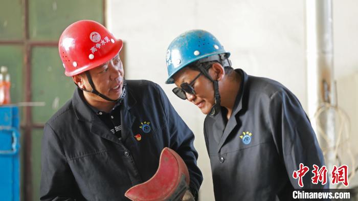 图为旦增顿珠(左)与同事进行技术交流。 旦增顿珠本人供图 图为旦增顿珠(左)与同事进行技术交流。 旦增顿珠本人供图