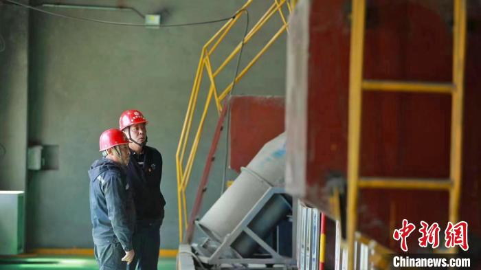 图为旦增顿珠(右)与同事。 旦增顿珠本人供图 图为旦增顿珠(右)与同事。 旦增顿珠本人供图