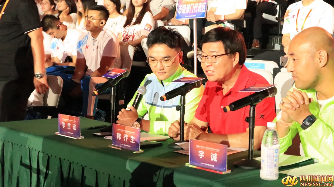 知名体育解说员韩乔生解说比赛.jpg