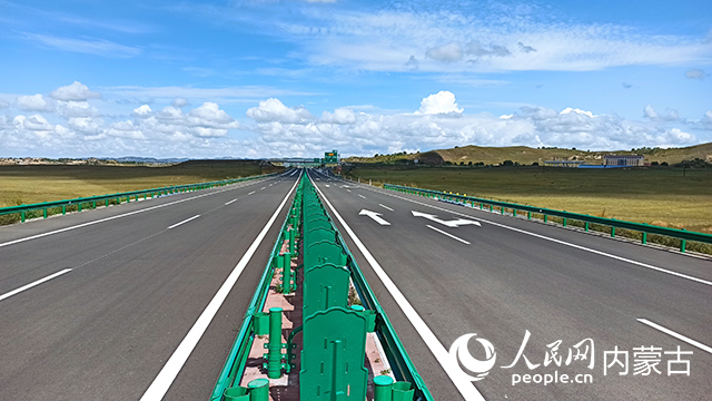 g1611经棚至乌兰布统高速公路项目.人民网记者 赵梦月摄
