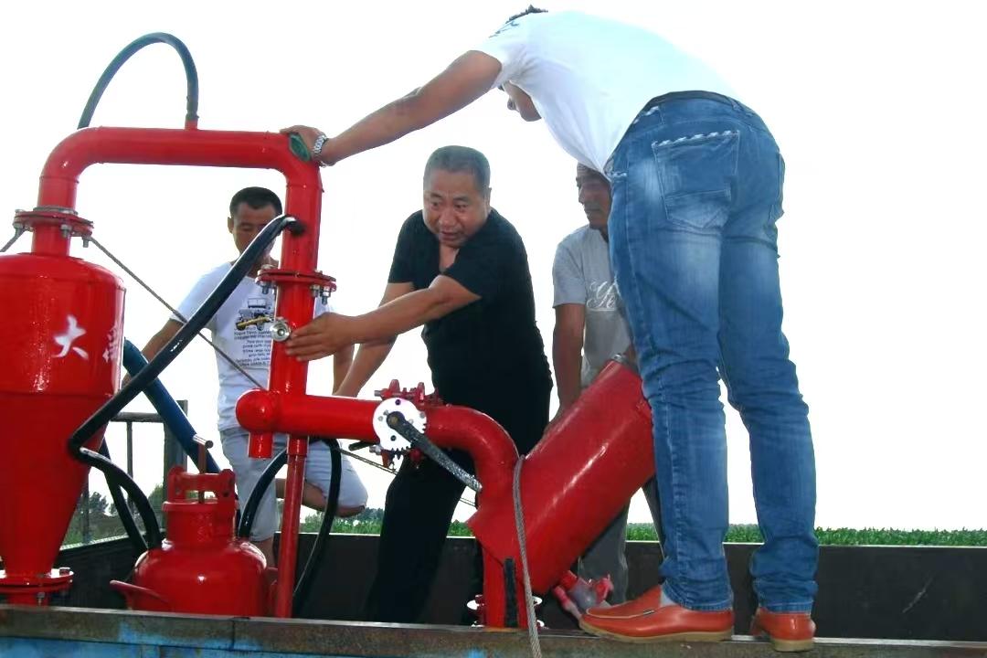 陶杰在为农民讲解水肥一体化首部应用方法_副本.jpg