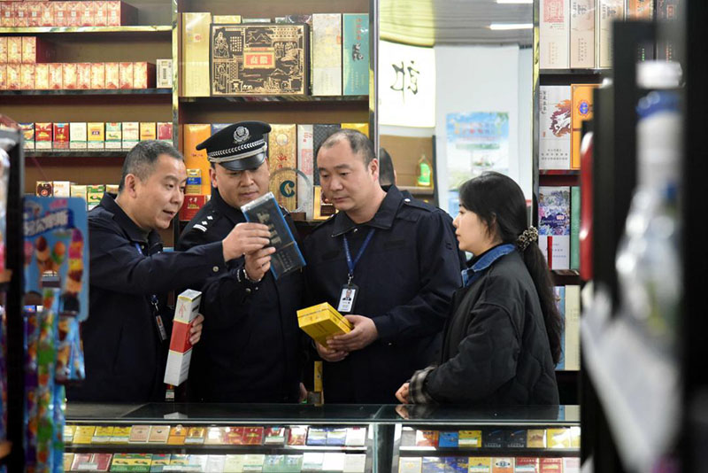 执法人员深入卷烟零售现场检查。
