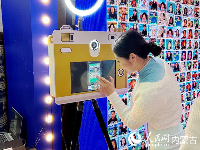 现场达人体验“AI拍照”。实习生 刘瀛摄