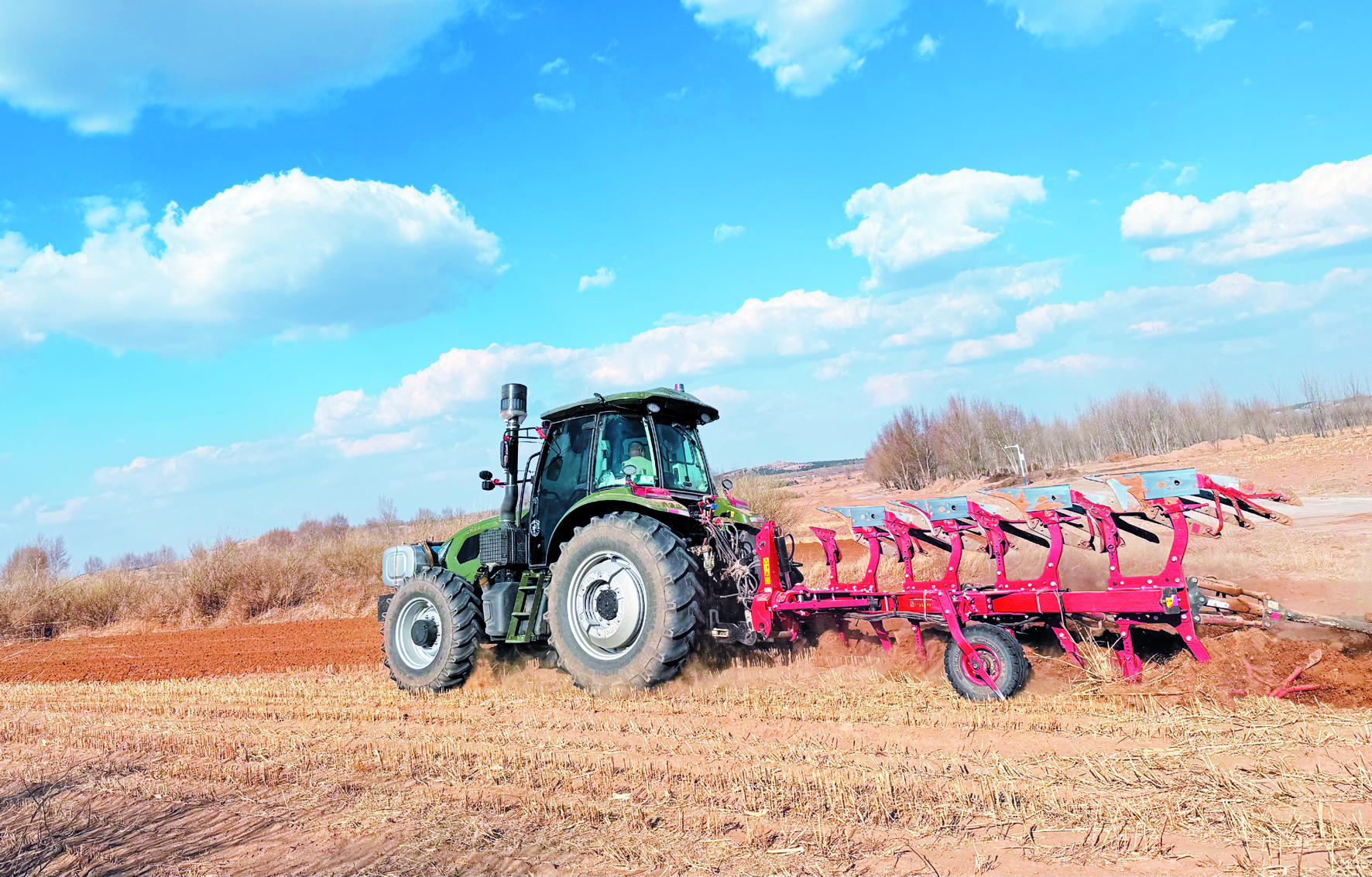 库伦）农机手李玉德正在熟练地操控着耕地机，进行春翻作业。（摄：珊珊）.jpg
