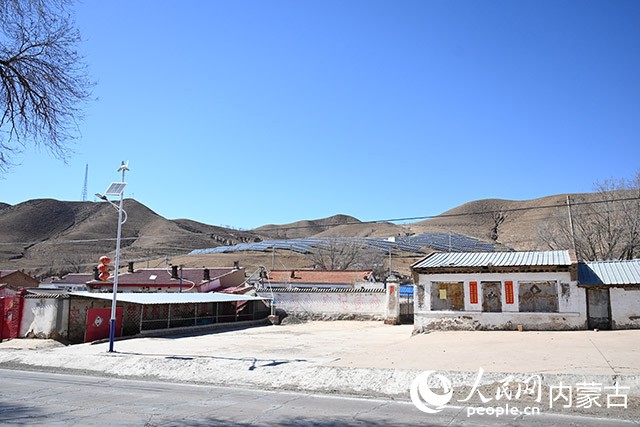 察哈尔右翼中旗乌兰哈页苏木苏勒图村街道干净整洁，光伏电站坐落于村后。人民网记者 刘艺琳摄