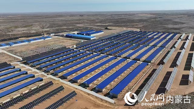 锡尼镇阿拉腾图布希嘎查实施“牧光互补”项目。杭锦旗农牧局供图