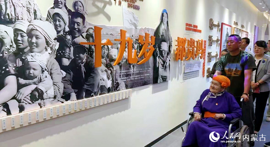 都贵玛老人参观展馆。实习生 张雅新摄