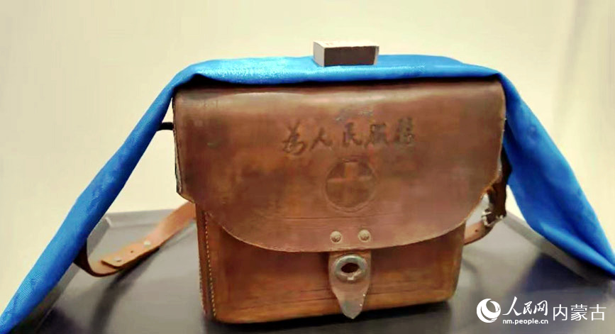 都贵玛老人用过的药箱。四子王旗融媒体中心供图