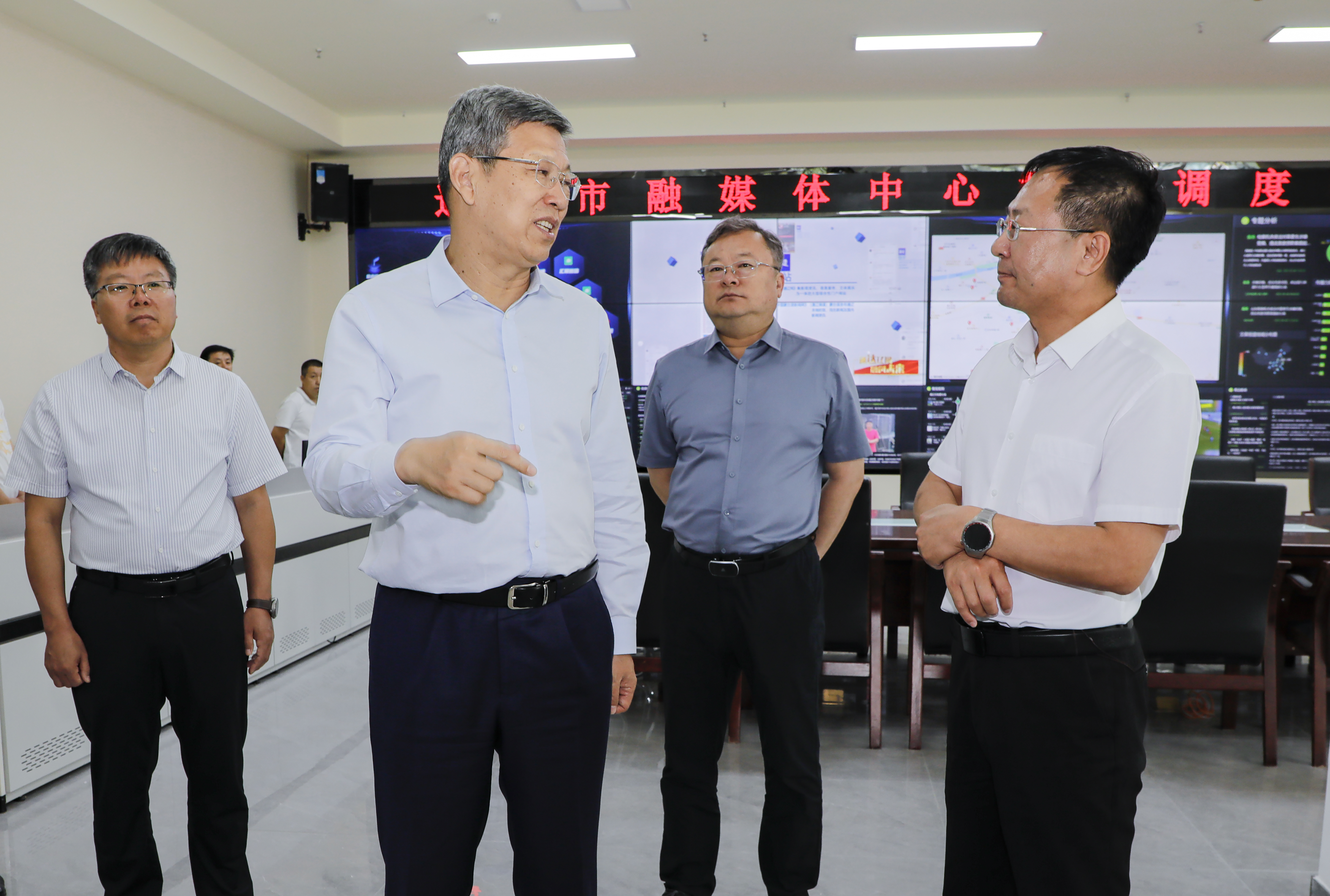 4、孟宪东在指挥调度中心对下一步工作提出具体指导意见。.JPG