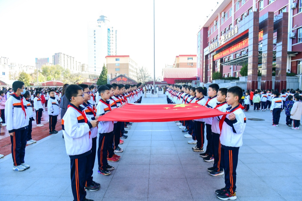 通辽市实验小学“提倡节约，争做新时代好少年”主题升旗活动.jpg