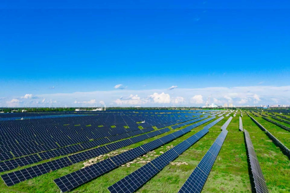 1760252366932361.jpg 通辽发电总厂150兆瓦贮灰场光伏发电项目-李佳华摄.jpg