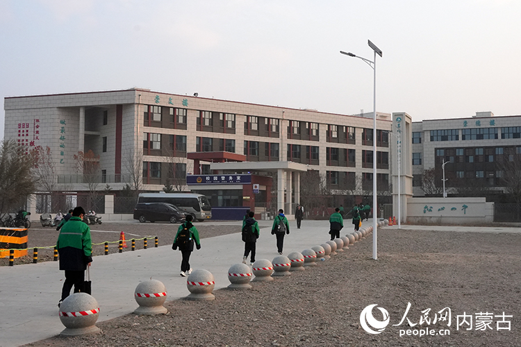 定制公交缓解校园周边拥堵情况,方便学生有序上下学。人民网记者 赵梦月摄