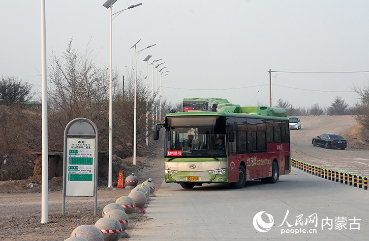 学生专线驶入松山四中初二校区停车场。人民网记者 赵梦月摄