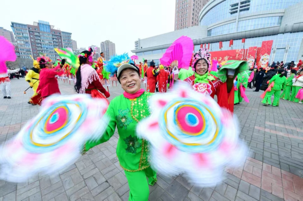 1763778148934922.jpg 9.“银龄”畅享多彩生活。记者 张启民 摄.jpg