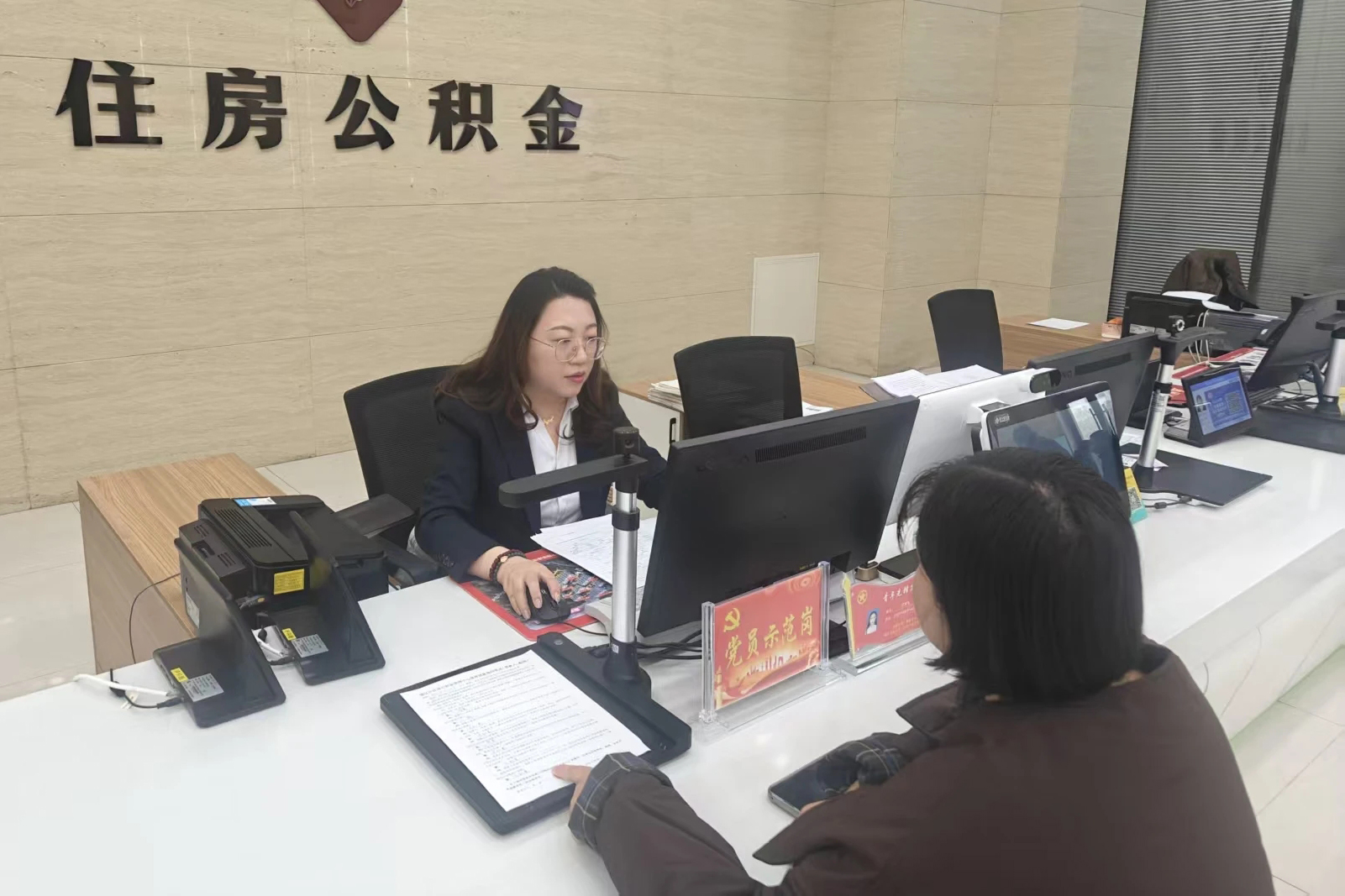 科左中旗政务大厅公积金窗口工作人员为赵女士办理贷款（苏心 摄）.jpg