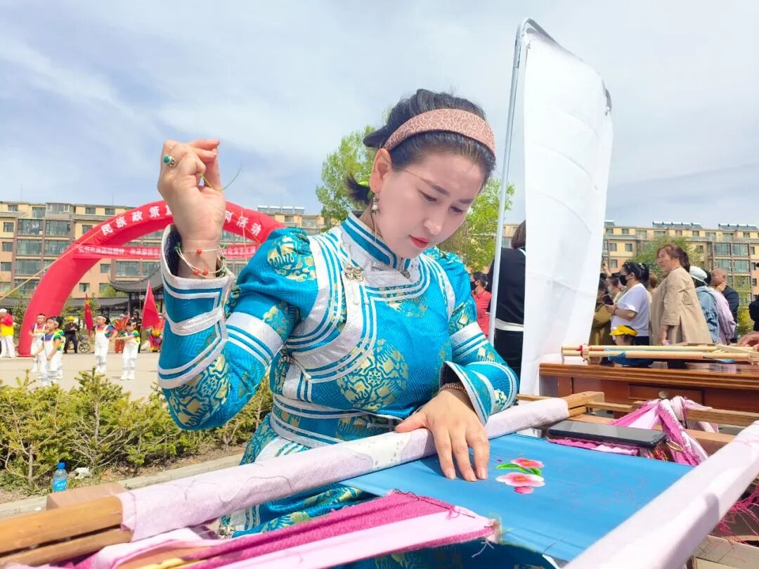 弘扬民族团结精神,传承蒙绣非遗文化。.jpg