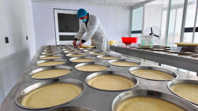 席乌力吉包老正在将新做好的奶皮子收起、摆放整齐。梅英摄