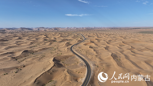 C051沙漠地质公园至巴丹湖公路全线贯通。自治区交通运输厅供图