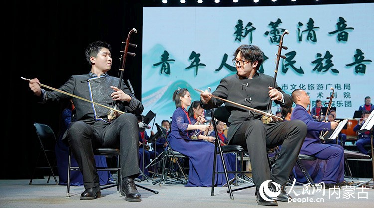 民族乐团演奏员在民族音乐会上演奏。包头市艺术剧院民族乐团供图