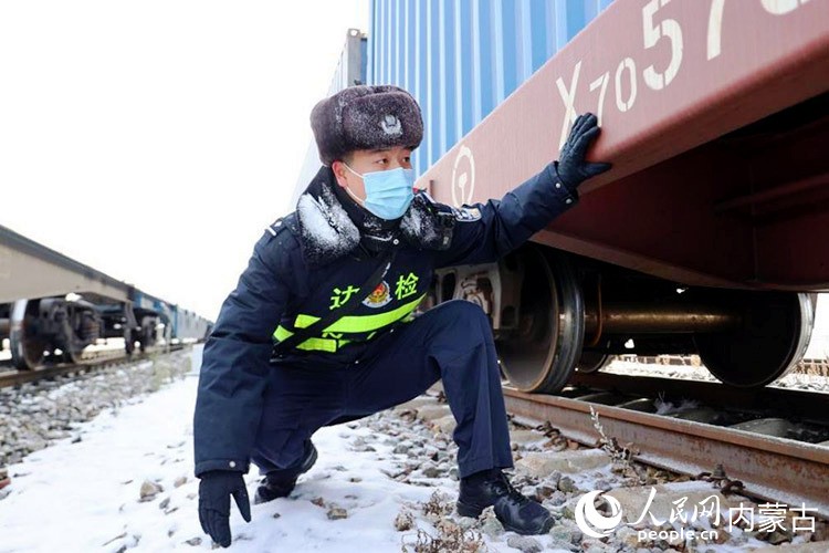 李天源在严寒中检查货运列车。人民网记者 寇雅楠摄