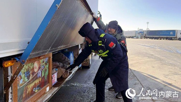 孙勇检查过境货车。人民网记者 寇雅楠摄