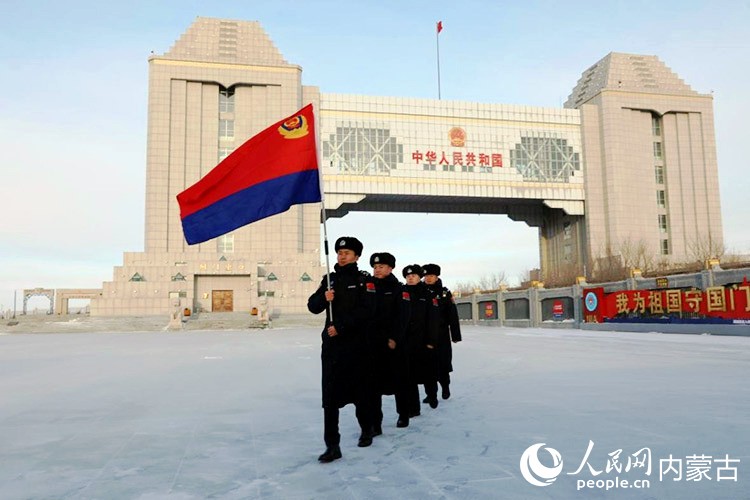 满洲里国门前巡查的移民管理警察。受访人供图
