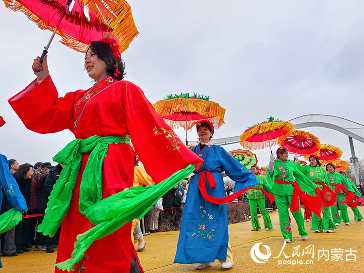 活动中的特色花伞秧歌吸引众多游客。实习生 赵爽摄