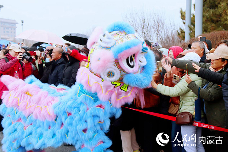 市民游客与醒狮演员亲切互动。赛罕区宣传部供图