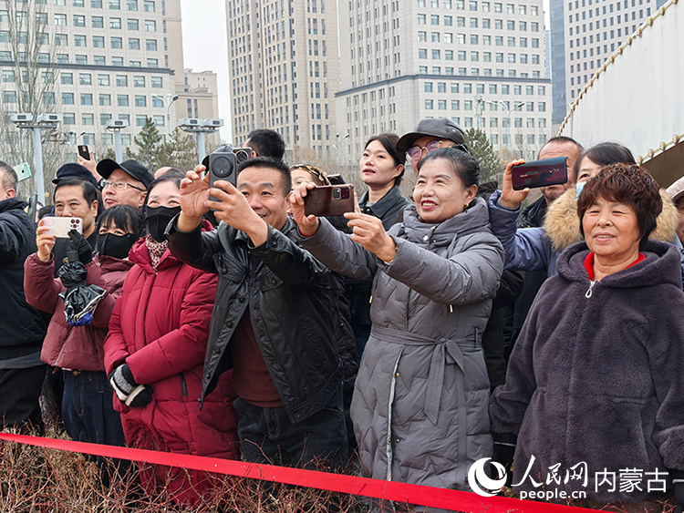 活动现场气氛热烈,市民游客纷纷举起手机留下美好瞬间。实习生 赵爽摄