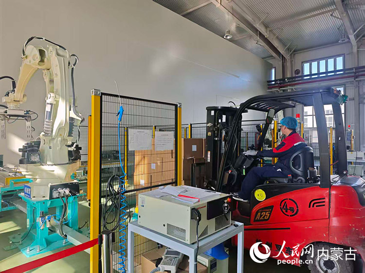 乌兰察布·二连浩特国家物流枢纽园区七苏木标准化厂房内,工作人员正在转运南瓜子成品。人民网记者 刘艺琳摄