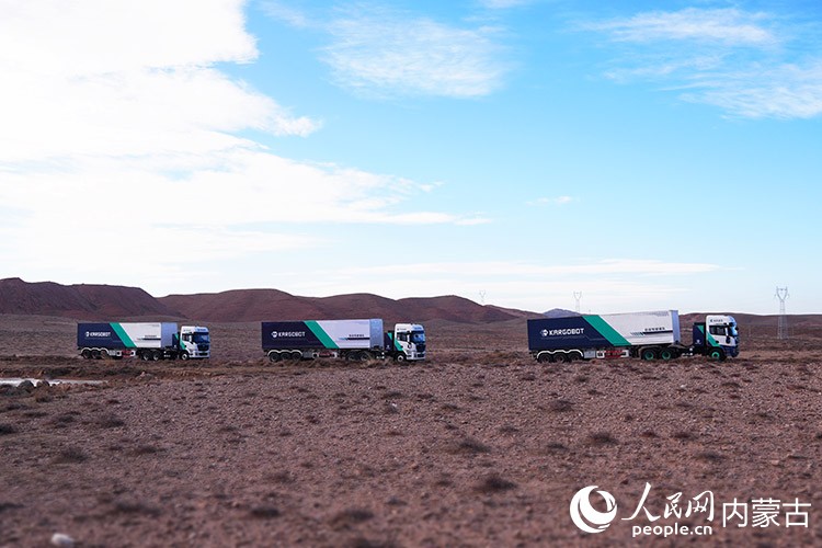 行驶中的“领航车有人、随行车无人” 的智能重卡编队。受访单位供图