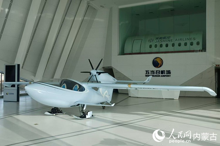 五当召机场内停放着水陆雪三栖运动飞机。受访者供图