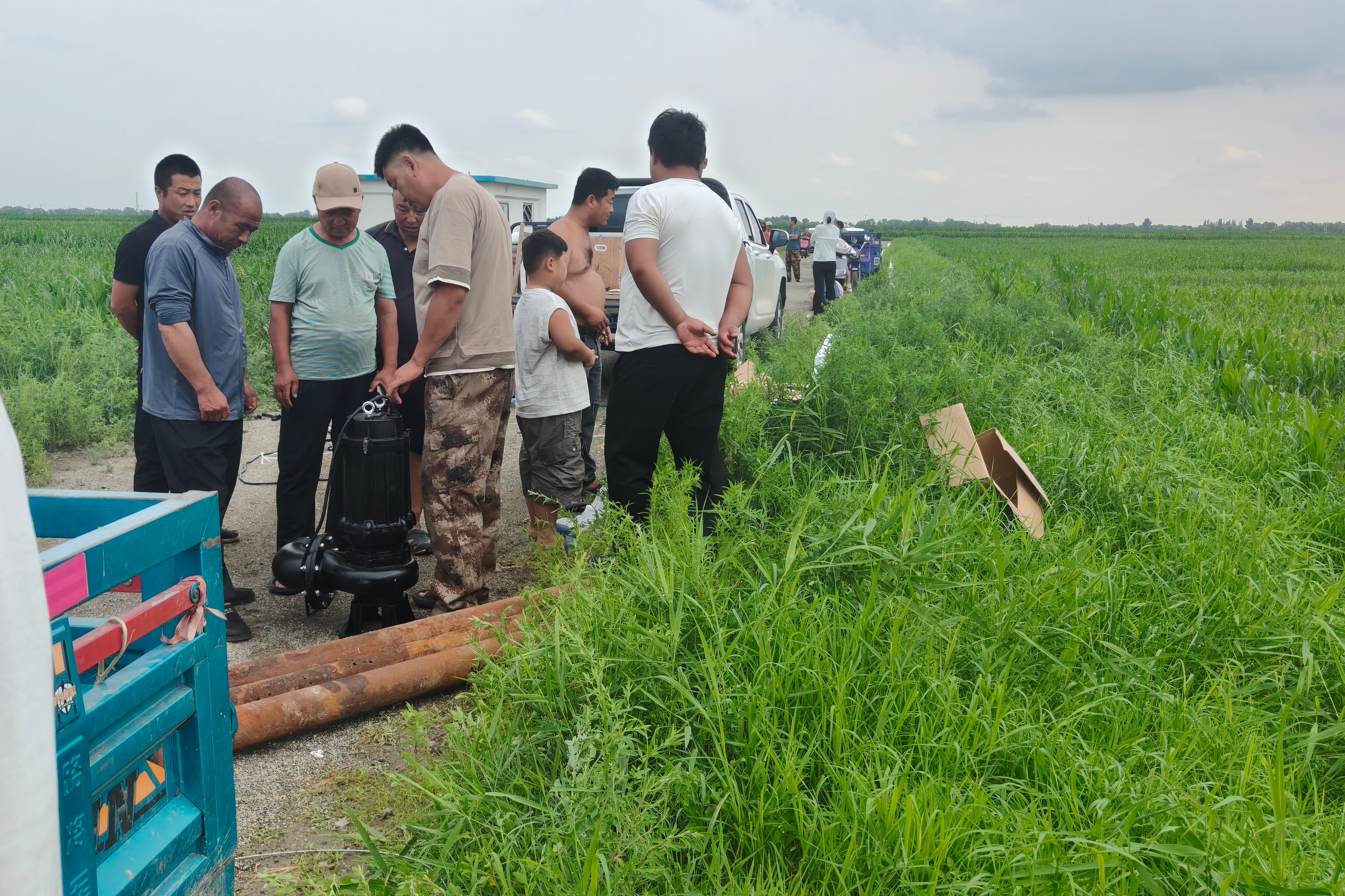 党员干部安装混浆泵排涝（刘昭磊摄）.jpg