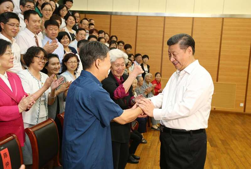 2016年9月9日,习近平总书记回到北京市八一学校,同陈秋影等几位老师握手交谈。