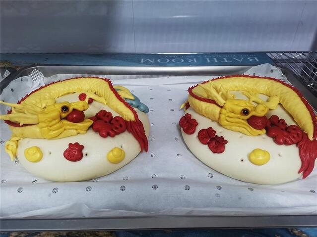 走进花馍制作间,杨国慧和工人们正在制作龙年主题花馍.