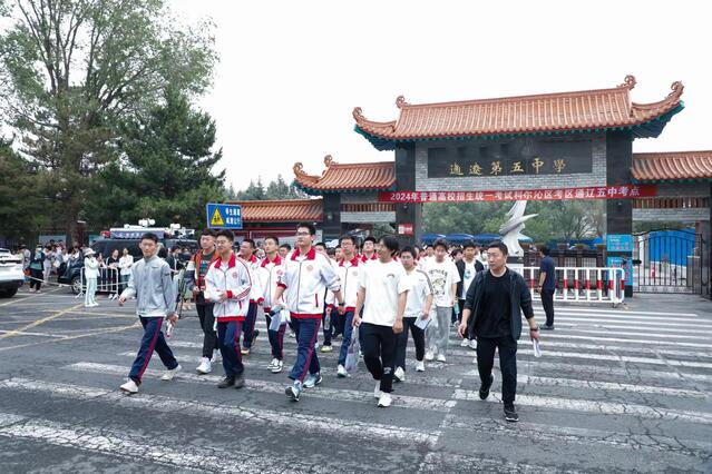 6月7日,通辽市实验中学考点,送考教师为学生送上祝福与鼓励.