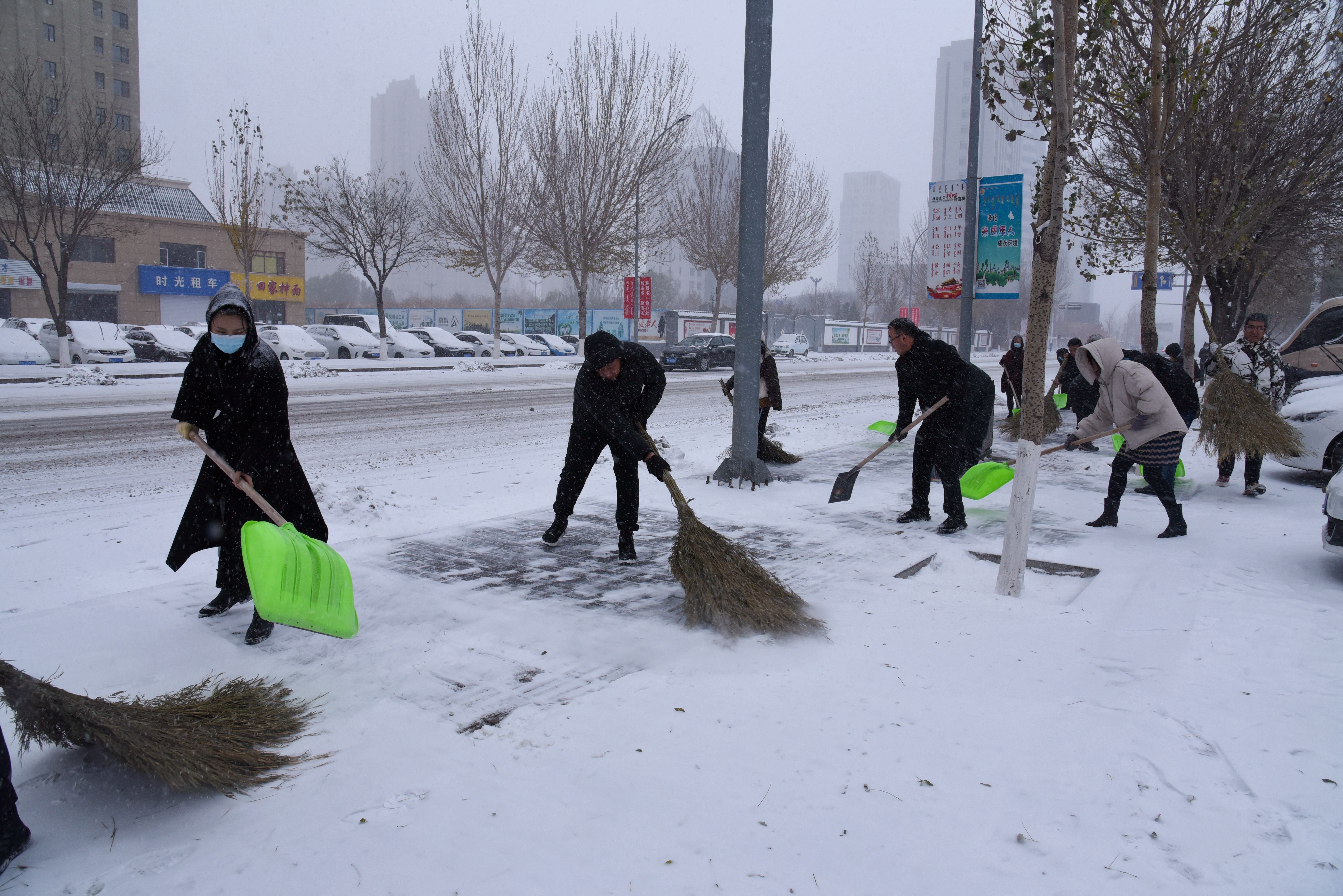落实门前三包全力清雪除冰
